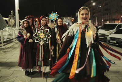 Колядували у центрі Харкова, щоб зібрати гроші на дрони для 161 бригади: восьмеро подруг у Святвечір вийшли на вулицю Сумську, щоб заспівати колядки Колядували у центрі Харкова, щоб зібрати гроші на дрони для 161 бригади: восьмеро подруг у Святвечір вийшли на вулицю Сумську, щоб заспівати колядки