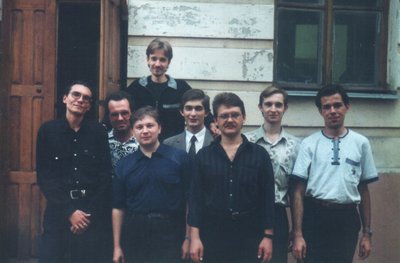 Перший склад "Харків-2": Олексій Пятуха (Олекса Нагірний), Всеволод Чебодаєв, Ростислав Мельників, Дмитро Шевченко, Микола Сухомлин, Ігор Вусатий, Микола Піддубний, Роман Трифонов Перший склад "Харків-2": Олексій Пятуха (Олекса Нагірний), Всеволод Чебодаєв, Ростислав Мельників, Дмитро Шевченко, Микола Сухомлин, Ігор Вусатий, Микола Піддубний, Роман Трифонов