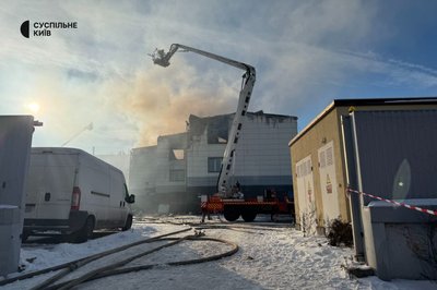 Рух транспорту перекрили через пожежу: у Києві горить склад Рух транспорту перекрили через пожежу: у Києві горить склад