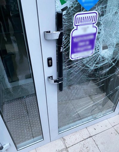 У Рівному поліцейські розшукують чоловіка, який розбив вітрини трьох закладів У Рівному поліцейські розшукують чоловіка, який розбив вітрини трьох закладів
