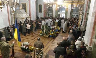 Єдиний син у батьків: у Луцьку попрощалися з 30-річним солдатом Владиславом Драганчуком Єдиний син у батьків: у Луцьку попрощалися з 30-річним солдатом Владиславом Драганчуком