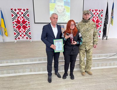 На Одещині відкрили меморіальну дошку загиблому 25-річному прикордоннику та передали державну нагороду його матері На Одещині відкрили меморіальну дошку загиблому 25-річному прикордоннику та передали державну нагороду його матері