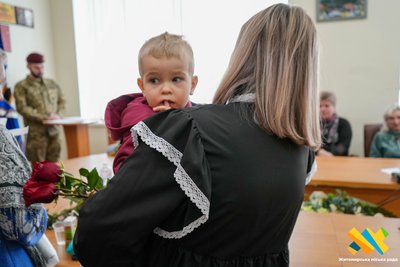 У Житомирі родинам загиблих захисників вручили державні нагороди У Житомирі родинам загиблих захисників вручили державні нагороди