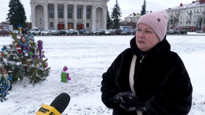 Ялинку на Красній площі чернігівці встановили власноруч Ялинку на Красній площі чернігівці встановили власноруч