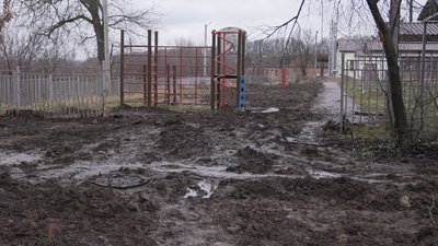 Територія біля під’їздів багатоповерхівки у селі Зарванці Територія біля під’їздів багатоповерхівки у селі Зарванці