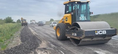 На Хмельниччині ремонтують важливу для логістики автодорогу На Хмельниччині ремонтують важливу для логістики автодорогу