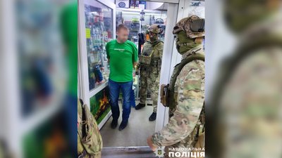 Наркотики у Чернігові: поліцейські затримали чоловіка, якого підозрюють в наркоторгівлі Наркотики у Чернігові: поліцейські затримали чоловіка, якого підозрюють в наркоторгівлі