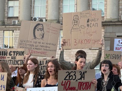 "Не можна мовчати про це": Черкасці зібралися на акцію протесту через обмеження повноважень НАБУ І САП "Не можна мовчати про це": Черкасці зібралися на акцію протесту через обмеження повноважень НАБУ І САП