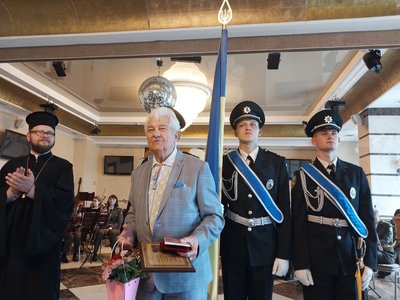 Поета-пісняра з Житомира Вадима Крищенка нагородили орденом Івана Мазепи Поета-пісняра з Житомира Вадима Крищенка нагородили орденом Івана Мазепи