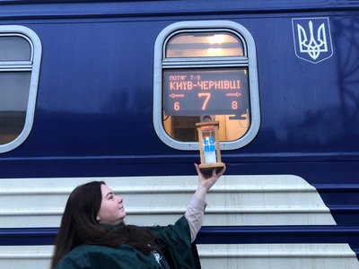 До Чернівців доставили Вифлеємський вогонь миру До Чернівців доставили Вифлеємський вогонь миру