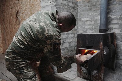 На Харківщині за 20 км від фронту військові збудували собі лазню На Харківщині за 20 км від фронту військові збудували собі лазню
