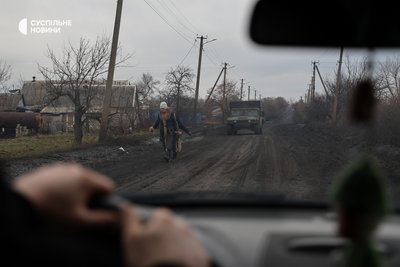Місцеві в одному з прифронтових сіл на Курахівському напрямку Місцеві в одному з прифронтових сіл на Курахівському напрямку