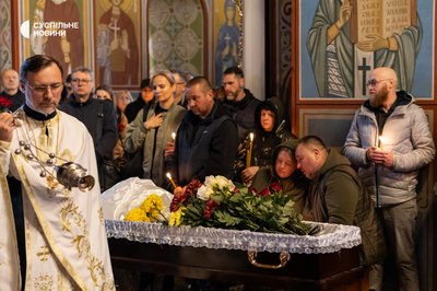 "Були голосом правди". В Києві прощаються із загиблими журналісткою та оператором телеканалу FreeДом "Були голосом правди". В Києві прощаються із загиблими журналісткою та оператором телеканалу FreeДом