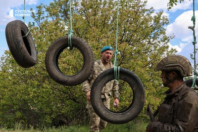 Головний сержант 505-го окремого батальйону з позивним "Рись" підбадьорює бійців під час проходження складних завдань на "смузі морпіха" Головний сержант 505-го окремого батальйону з позивним "Рись" підбадьорює бійців під час проходження складних завдань на "смузі морпіха"