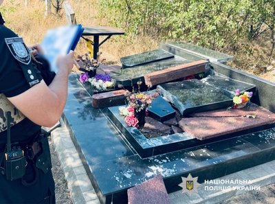 Пошкодження майже 30 надгробків на кладовищі в Одесі: підозрюваного затримали Пошкодження майже 30 надгробків на кладовищі в Одесі: підозрюваного затримали