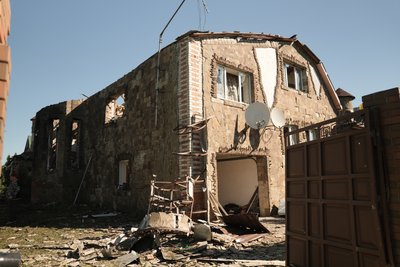 “Кожен день гримить”. Війська РФ розбили триповерховий будинок у Піщаному на Сумщині “Кожен день гримить”. Війська РФ розбили триповерховий будинок у Піщаному на Сумщині