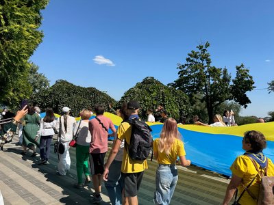 У середмісті Дніпра розгорнули 50-метровий прапор України У середмісті Дніпра розгорнули 50-метровий прапор України