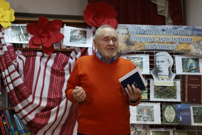 "Це українська культура та наша ідентичність". Херсонські чоловіки читали вірші Лесі Українки у її день народження "Це українська культура та наша ідентичність". Херсонські чоловіки читали вірші Лесі Українки у її день народження