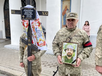 На Полтавщині попрощалися із чотирма військовими, які загинули на війні з РФ На Полтавщині попрощалися із чотирма військовими, які загинули на війні з РФ