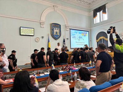 Сесія міськради у Житомирі: сутички, виклик поліції та земля, яку розсипали на депутатів Сесія міськради у Житомирі: сутички, виклик поліції та земля, яку розсипали на депутатів