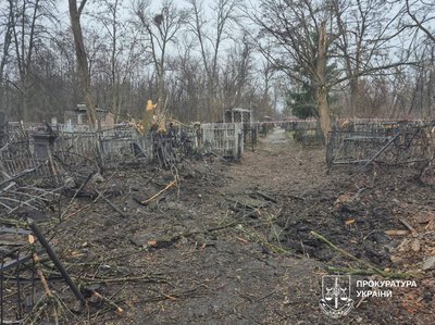 У Харкові кладовище зазнало пошкоджень через російський авіаудар У Харкові кладовище зазнало пошкоджень через російський авіаудар