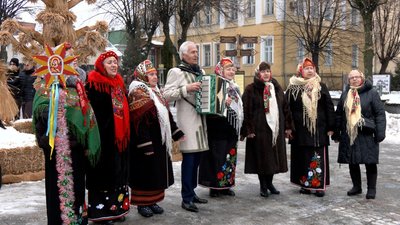 У Вінниці обмолотили та спалили різдвяного дідуха на завершення свят У Вінниці обмолотили та спалили різдвяного дідуха на завершення свят