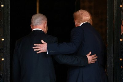 Президент США Дональд Трамп та прем'єр-міністр Ізраїлю Беньямін Нетаньягу обіймаються, заходячи до клубу Трампа Мар-а-Лаго у Палм-Біч, Флорида, США, 29 грудня 2025 року Президент США Дональд Трамп та прем'єр-міністр Ізраїлю Беньямін Нетаньягу обіймаються, заходячи до клубу Трампа Мар-а-Лаго у Палм-Біч, Флорида, США, 29 грудня 2025 року