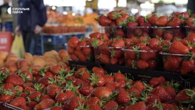 На Привозі продають полуницю по 200–280 грн за кіло: що кажуть продавці