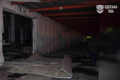 Уночі РФ обстріляла склад на Одещині Уночі РФ обстріляла склад на Одещині
