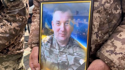 Загинули в один день: з двома побратимами попрощались у Сарнах на Рівненщині Загинули в один день: з двома побратимами попрощались у Сарнах на Рівненщині