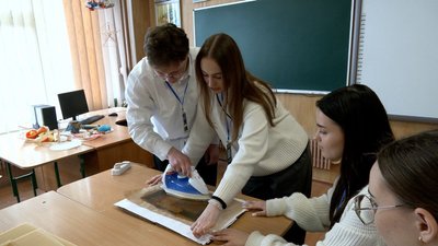 Боротьба із забруденням довкілля: вінницькі школярі виготовляються вощанки Боротьба із забруденням довкілля: вінницькі школярі виготовляються вощанки