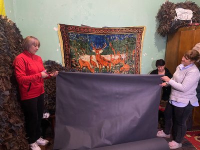 Відправлять бригаді спецпризначення "Азов": на Вінниччині волонтерки плетуть маскувальні сітки для оборонців