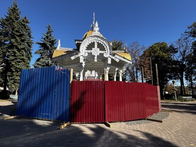 У Сумах ремонтують Альтанку. ФОТО У Сумах ремонтують Альтанку. ФОТО