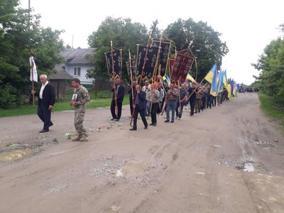 Процесія іде дорогою до церкви і кладовища Процесія іде дорогою до церкви і кладовища