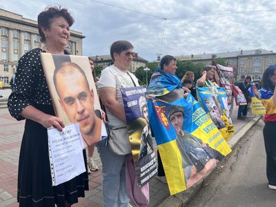 "Наш обовʼязок нагадувати про них": у Черкасах відбулася акція на підтримку зниклих та полонених "Наш обовʼязок нагадувати про них": у Черкасах відбулася акція на підтримку зниклих та полонених