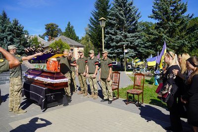 В Ужгороді попрощалися із полеглим захисником 33-річним Андрієм Поганем В Ужгороді попрощалися із полеглим захисником 33-річним Андрієм Поганем