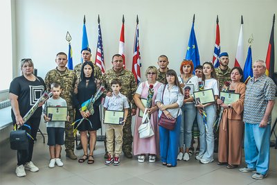 В Одесі сімʼям загиблих нацгвардійців вручили державні нагороди В Одесі сімʼям загиблих нацгвардійців вручили державні нагороди