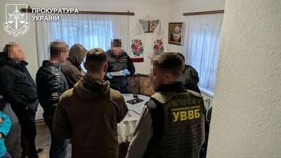 Чоловіка підозрюють у переправленні за держкордон двох військовозобов’язаних за 24 тис. доларів США на Рівненщині Чоловіка підозрюють у переправленні за держкордон двох військовозобов’язаних за 24 тис. доларів США на Рівненщині