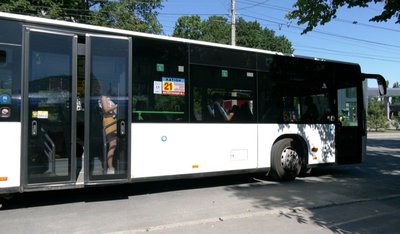 Вартість проїзду у автобусах та маршрутних таксі Хмельницького становить 15 гривень Вартість проїзду у автобусах та маршрутних таксі Хмельницького становить 15 гривень