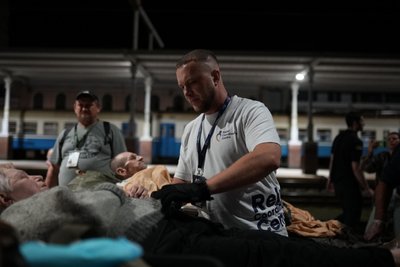 Дмитро Щербина надає допомогу на евакуаційних заходах на залізничному вокзалі Дмитро Щербина надає допомогу на евакуаційних заходах на залізничному вокзалі