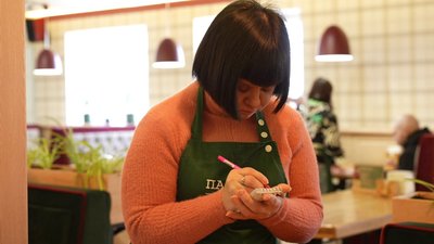 "Один день на роботі": у Кропивницькому люди з синдромом Дауна вчилися професії офіціанта