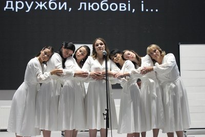 У Звягелі показали виставу «Усе буде добре, цілую…» та зібрали гроші для військових У Звягелі показали виставу «Усе буде добре, цілую…» та зібрали гроші для військових