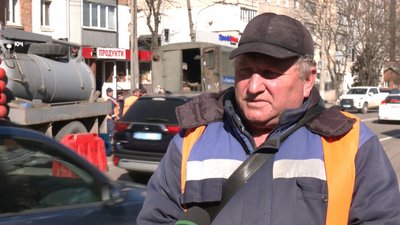 Майстер бригади водопровідних мереж КП "Хмельницькводоканал" Броніслав Мамчур розповів про заміну водопровідної засувки на вулиці Свободи