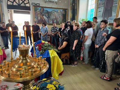 У Херсоні провели в останню путь загиблих на війні бійців У Херсоні провели в останню путь загиблих на війні бійців
