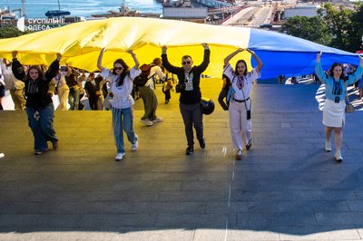 "Я не стримала сліз": в Одесі розгорнули 34-метровий прапор на День Незалежності