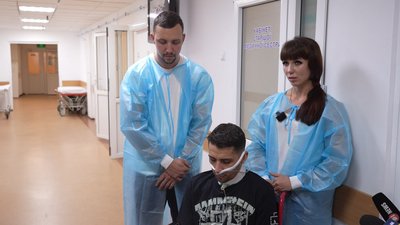 З перерізаним горлом 5 діб повз до українських позицій. На Дніпропетровщині лікують військового, який втік з полону РФ З перерізаним горлом 5 діб повз до українських позицій. На Дніпропетровщині лікують військового, який втік з полону РФ