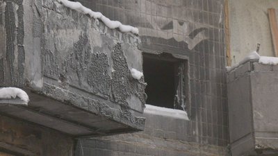 Обгорілий під'їзд, зруйнований будинок