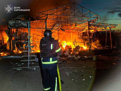 У Великому Бурлуку на Харківщині після влучання дрона згорів ринок 1 У Великому Бурлуку на Харківщині після влучання дрона згорів ринок 1