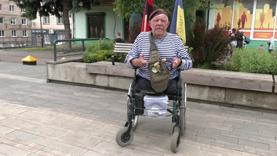 Волонтер дядя Гриша у Рівному збирає допомогу на фронт Волонтер дядя Гриша у Рівному збирає допомогу на фронт