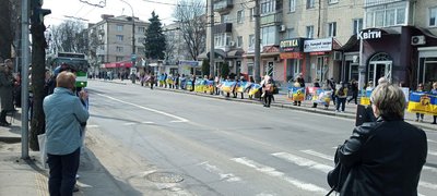 Учасники акції "Поверніть Героїв з полону" зібралися на вулиці Кам’янецька і стали з обох боків проїжджої частини Учасники акції "Поверніть Героїв з полону" зібралися на вулиці Кам’янецька і стали з обох боків проїжджої частини